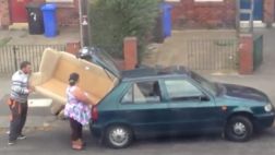 Inclinado, de cabeza, sin cojines: ¿Entrará el sofá en el auto?
