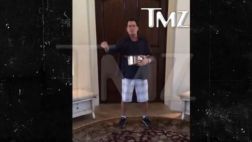 Charlie Sheen retó a "Two and a Half Men" y se bañó en…