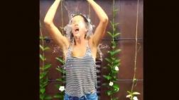 Gisele Bündchen retó a Mario Testino a bañarse en agua helada