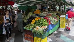 Consumidores mexicanos eligen comprar a vendedores callejeros