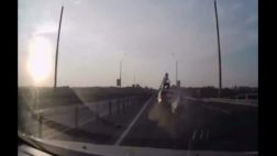 ¡IMPERDIBLE! Un motociclista cae parado luego de un choque