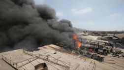 Incendio consume fábrica de calzado en Ate