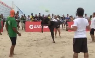 Mira los lujos de Usain Bolt jugando fútbol playa en Brasil