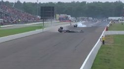 VIDEO: Espectacular volcadura de dos drágster en una carrera