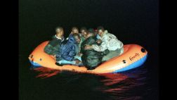 Libia: Naufraga embarcación con 250 inmigrantes africanos