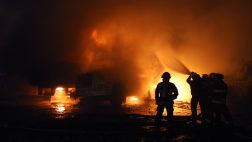 Un muerto deja un incendio en una vivienda en Ate