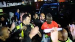 Mario Balotelli desata locura de los hinchas en Liverpool