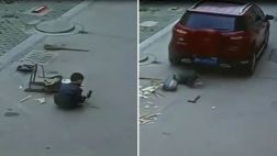 China: Niño sobrevive tras ser atropellado por una camioneta