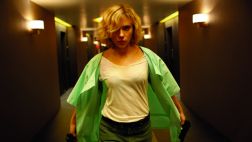¿Ya viste "Lucy"? Aquí una escena para que no dejes de hacerlo