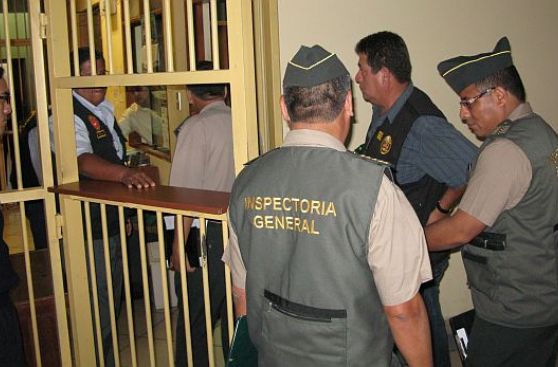 Sujeto se lanza por ventana para escapar de carceleta judicial