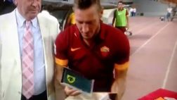 Totti recibió un premio, pero se le cayó y se rompió