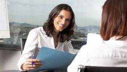 "Por qué no desechar un CV pese a un error", por Lucy Kellaway