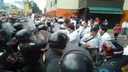 Policía bloqueó marcha de médicos huelguistas hacia el Congreso
