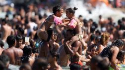 ¿Es realmente malo orinar en el mar?