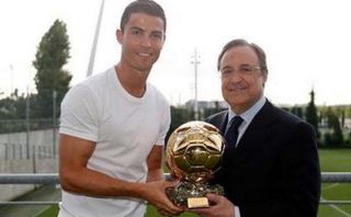 Cristiano le dio una copia del Balón de Oro a Florentino Pérez
