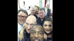 Estrellas de la serie "Star Trek" se juntaron en 'selfie'