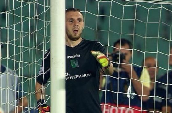 Defensa atajó dos penales y su equipo clasificó en Champions