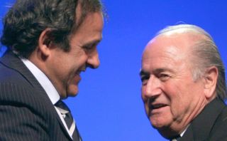 Platini no desafiará a Blatter en elecciones de la FIFA de 2015