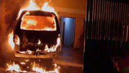 Combi se incendió dentro de cochera y causó gran alarma