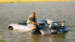 VIDEO: Sumerge Bugatti Veyron a un lago para cobrar el seguro
