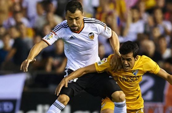 Valencia consigue primer triunfo al aplastar 3-0 al Málaga