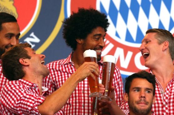 Jugadores del Bayern se divirtieron vistiéndose como bávaros