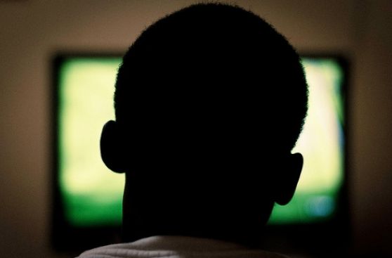 Ver películas y series de acción nos hace comer más