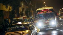 Cústeres y combis tomaron corredor azul antes de las 11 p.m.