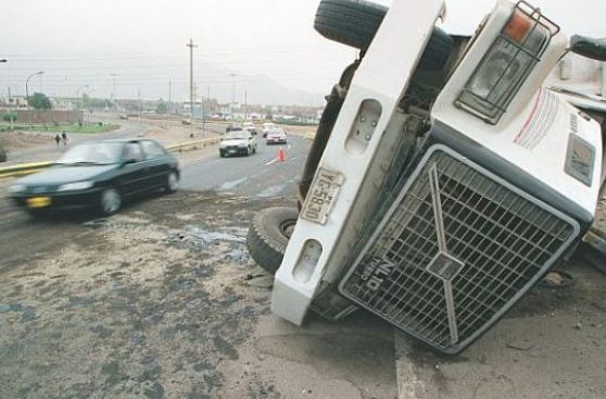 Junín: camión de carga con guano se volcó en Carretera Central