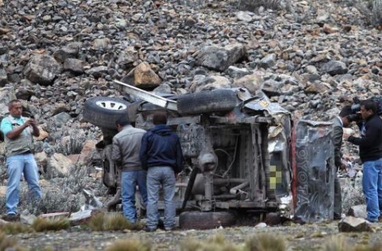 Dos mujeres fallecieron tras vuelco de minivan en Puno