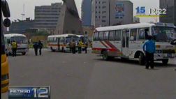 Cústeres bloquean tránsito en rutas alternas al corredor azul