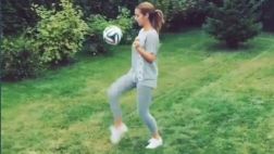 La esposa de Ezequiel Garay mostró sus habilidades con el balón