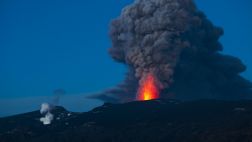 Piloto desvía vuelo en Islandia para mostrar volcán a pasajeros