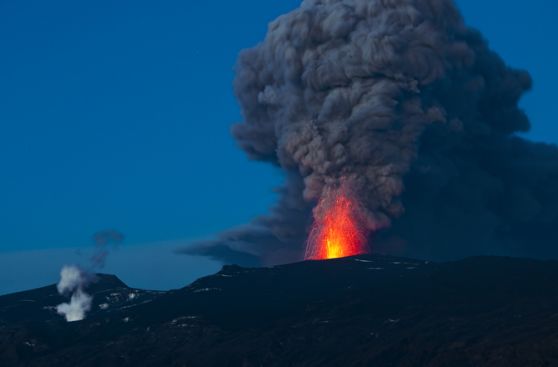 Piloto desvía vuelo en Islandia para mostrar volcán a pasajeros