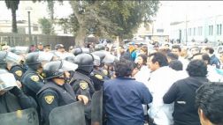 Médicos se enfrentaron a policías en el Hospital 2 de Mayo