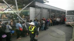 Pasajeros del Metropolitano hicieron cola hasta en la pista
