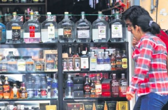 Policía clausura fábrica clandestina de licores en Ate