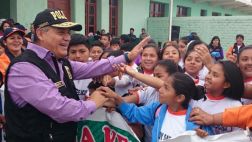 Urresti concluye con 'baño popular' su semana más complicada