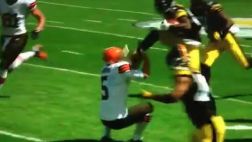 Patada voladora contra un rival en el inicio de la NFL