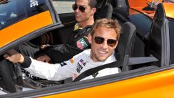 VIDEO: Cristiano Ronaldo prueba autos McLaren junto a Button
