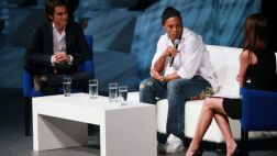 Ronaldinho impactado por belleza de modelo que no dejó de mirar