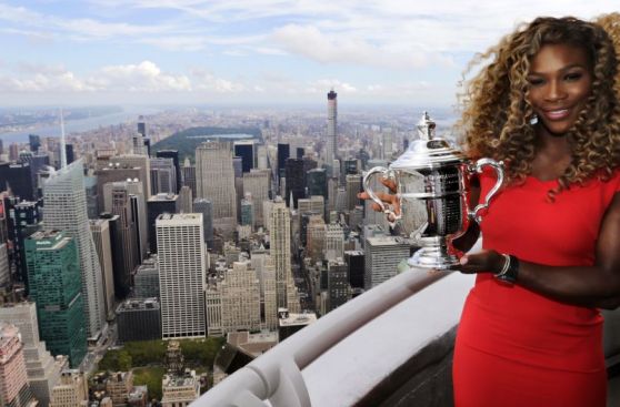 Serena Williams lució el trofeo US Open desde el Empire State