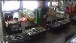 Prenden fuego a la clienta de un restaurante en China