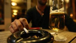 Locales mantienen espacios para fumadores pese a prohibición