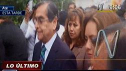 Médicos en huelga lanzaron monedas y hostigaron a Óscar Ugarte