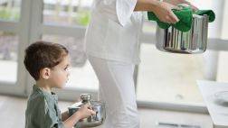 Cinco formas divertidas para que tus hijos te ayuden a cocinar