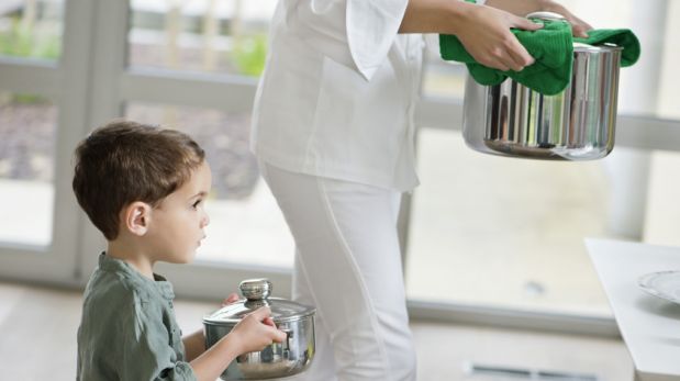 Cinco formas divertidas para que tus hijos te ayuden a cocinar