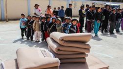 Entregan 100 frazadas de plástico reciclado en Yauyos