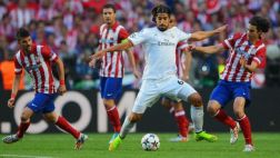 Sami Khedira se revisó la rodilla izquierda para evitar lesión