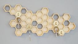 Decora tu casa con este panal de abejas pensado para tus llaves